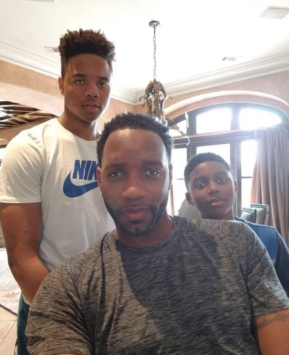 示出马刺的 示出马刺的