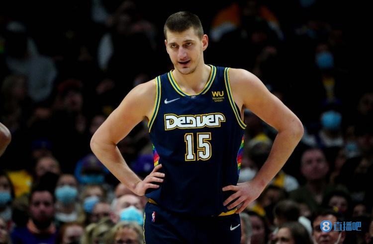 露出了一些 露出了一些